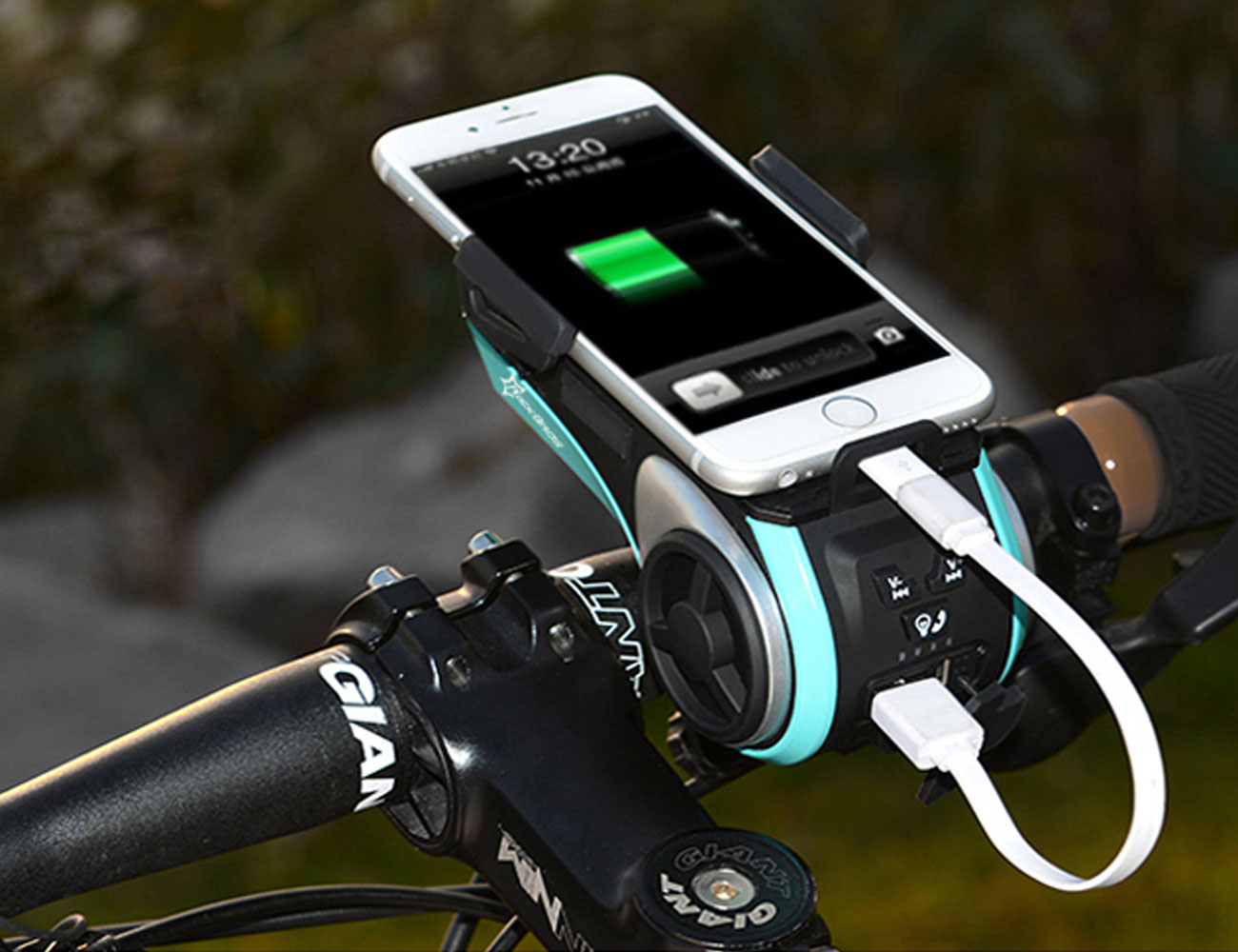 Для телефона на велосипед купить. Смартфон на велосипед. Велосипед заряжающий смартфоны. Держатель для телефона на велосипед с зарядкой. Гаджеты для велосипедистов.